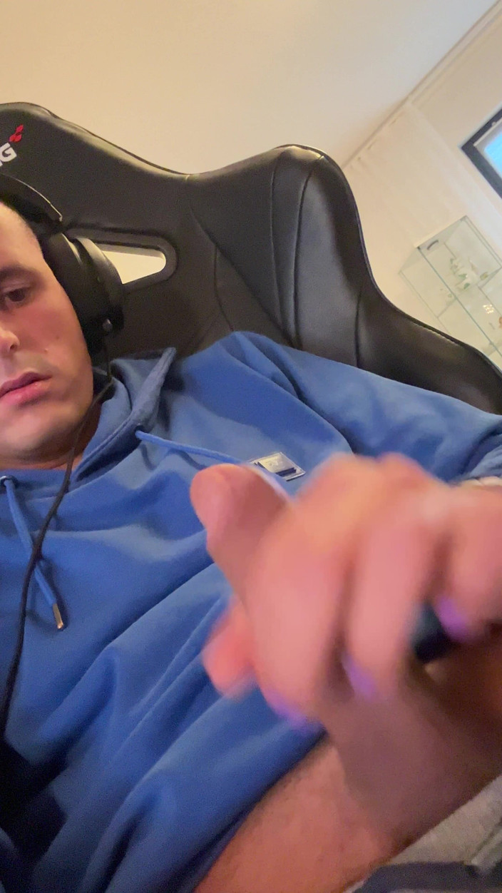 Twinkboy82: Cute German Boy Jerks off Before Playing Computer