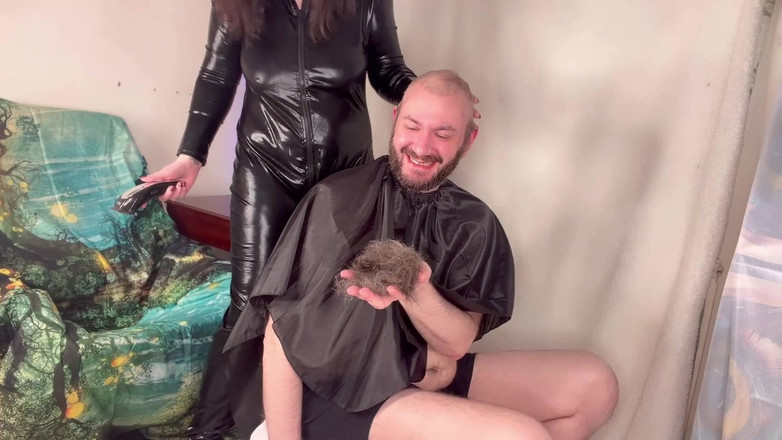 MissFFW: ミス・フッフェルが不当報酬としてFacebookの髪を剃る