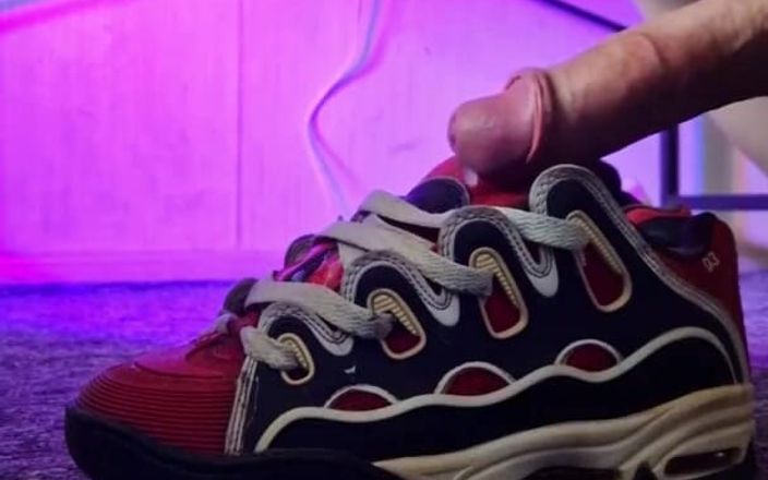 Sneakersmax98: स्नीकर्स ओसिरिस के साथ खेलना और अंदर वीर्य निकालना