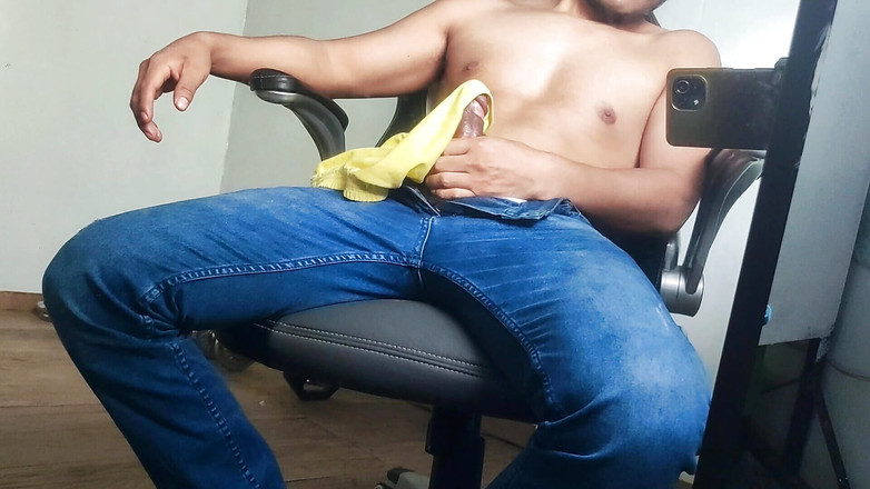 Hornyboy2058: Kovboy zonklayan yarağını iç çamaşırıyla ovuyor