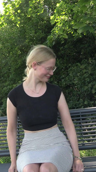 Girl Pisses Outdoor