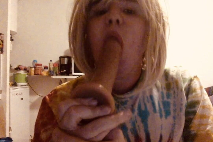 BifloXXX: BifloXXX crossdresser sucks and deepthroat dildo