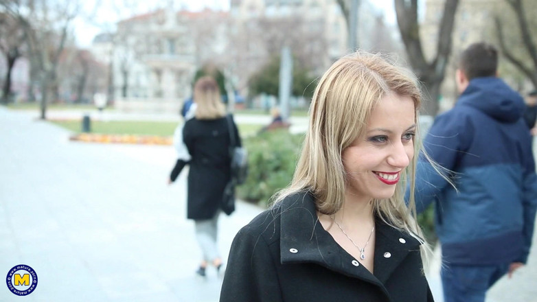 Mature NL: Mamma calda si fa scopare la figa non rasata da...