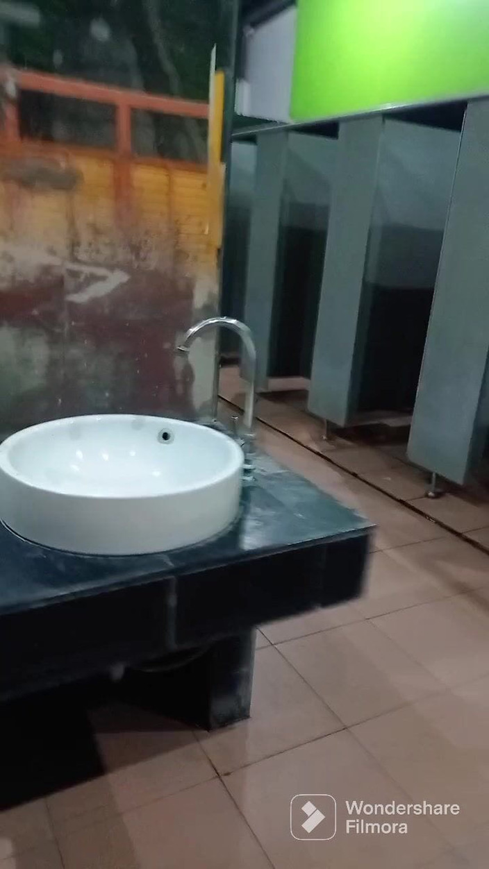 Menaiisd: Jak się ubierać, gdy idę do publicznej toalety