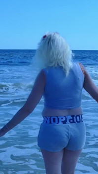 Karolina cios na plaży do popu