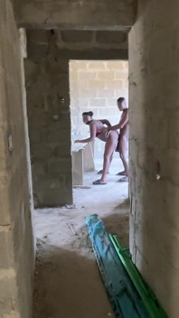 Er fickt mich überall, wo ich gehe, selbst unfertiges gebäude