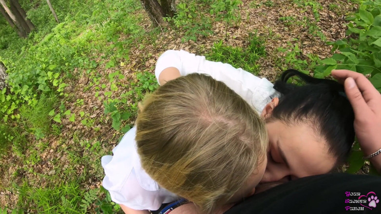 YSP Studio: Dwie dziewczyny ssą kutasa w lesie - POV