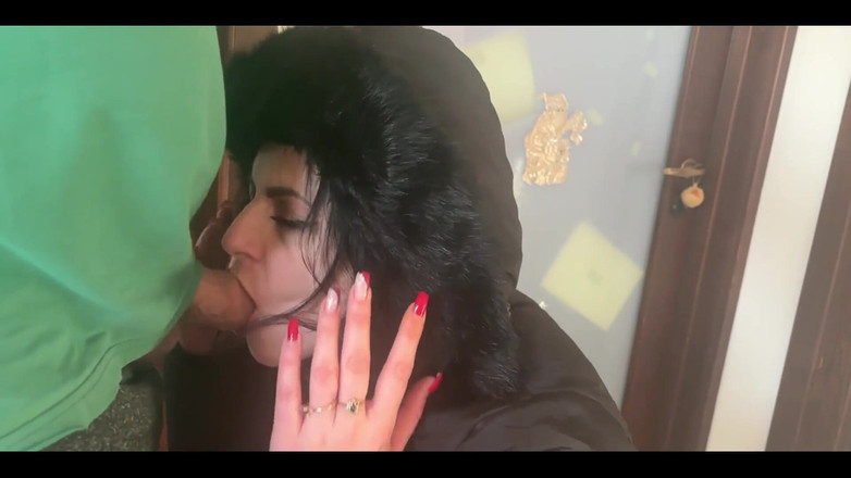 MilfyCalla: Milfycalla- 射在衣服上。射在蓬松夹克上，如果你有一个恋物癖，你想要我帮助你，请私人我