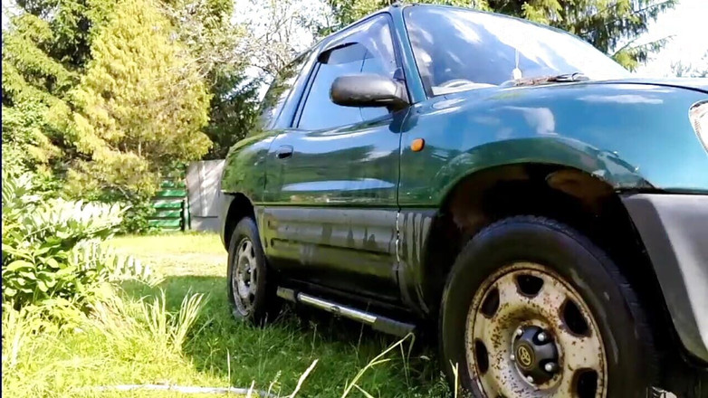 Alexa Cosmic: 穿着红色窥探礼服的性感变性人女孩洗车。Wetlook 红色连衣裙