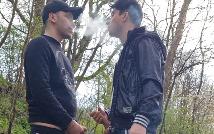 boyzxy212: Homojongens roken en trekken hun grote pikken buitenshuis af