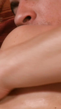 Una bella sega con le tette con sborrata calda su grandi tette che scopano una milf mora sexy