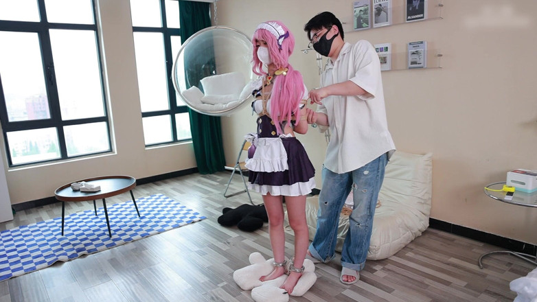 Asian bondage: Pacar cosplay bertelanjang kaki, dia memakai borgol, dan saya suka...