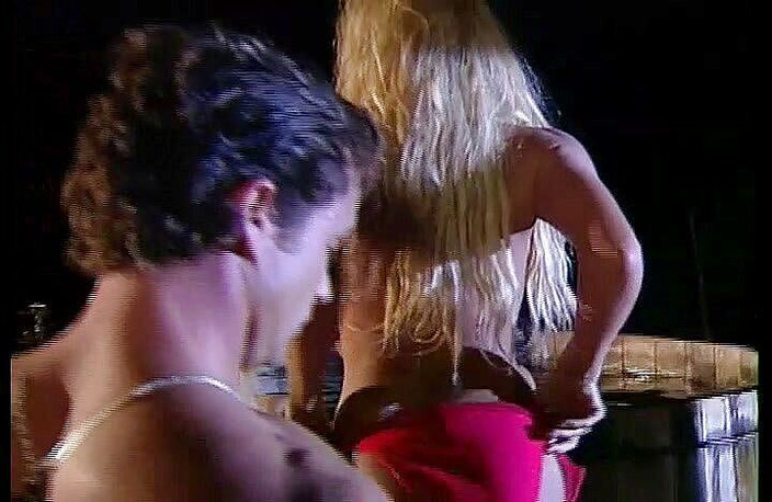 Perfect Porno: Due nuotatrici bionde con grandi tette e figa perfetta fanno...