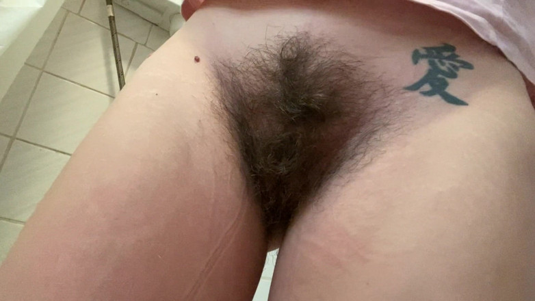 Cuteblonde666: Pissing on the toilet hairy girl