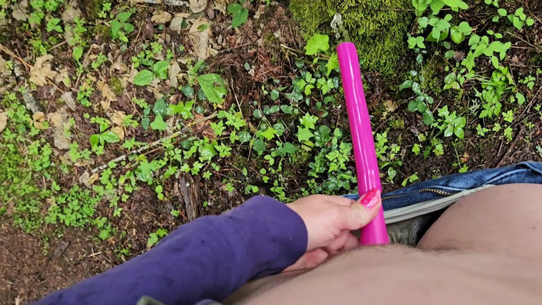 Nerdy_faery: Tree Piss with Female Urination Device