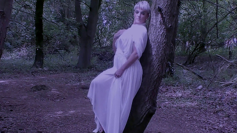 The adventures of Kylie Britain: 在荒野中湿润