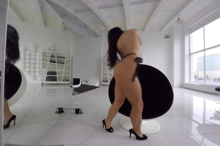 StasyQVR: Striptease sexy cu brunetă tatuată în formă