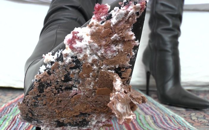 Lady Victoria Valente: Une maîtresse qui fume et un délicieux dessert au dessous...