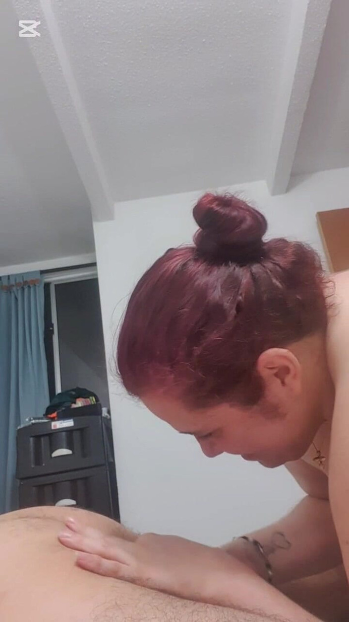 karlythoth: 彼のお尻に尻を吸い、ディルドにキスをする