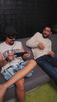 Ngentot saudara tiri sahabatku sendiri waktu dia lagi main di switch 2
