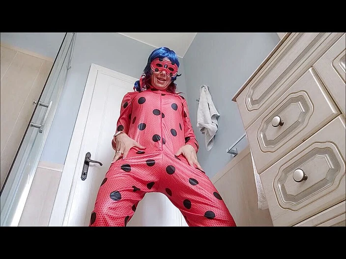 savannahamatoriale: hands up for lady bug!