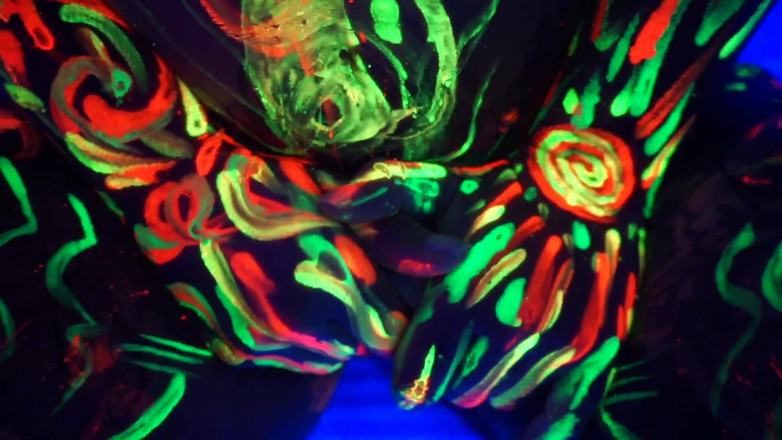 Cipriani: Amelie gets neon paint on her body