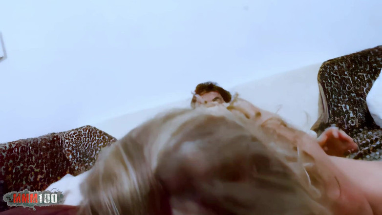 MMM100: Крошка-блондинка обожает сосать