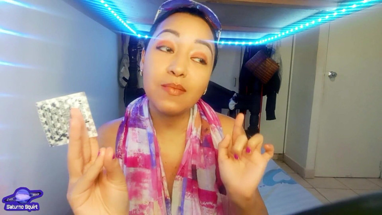 Saturno Squirt: Instrucțiuni de masturbare Gagica latino explică cum să-și pună un...