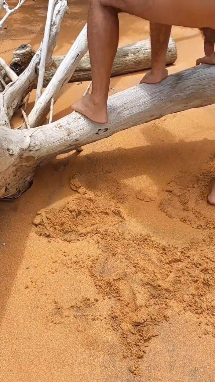 Ladysilvas: Ladysilva plajda çıplak ve seksi bronzluk çizgisiyle ateşli götüme güzel bir şekilde sokacak