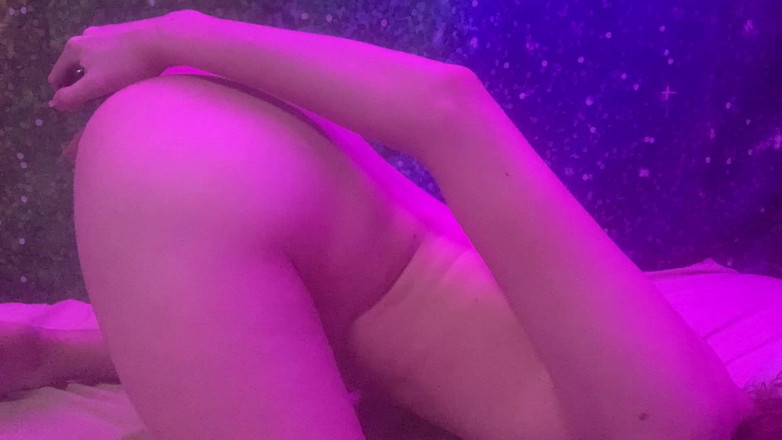 Brashen: Тинка твинка трахает дилдо глубоко