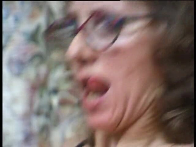 Xfucks: Spex gilf con medias consigue su coño peludo follado