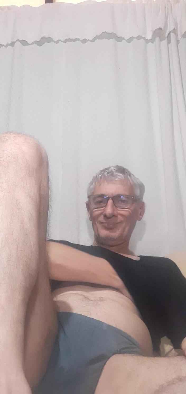 Big uncut hard cock: Krásný muž v tričku a spodním prádle čeká na svlékání, aby...
