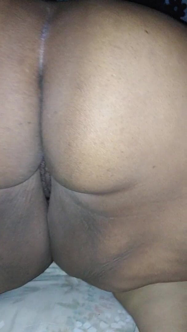 SSBBWQT: Une BBW noire trémousse son gros cul