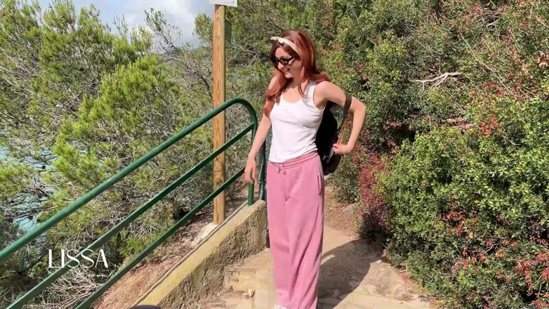 Lissa Brown: Vlogul Lissa Brown merge pe o plajă nudistă pentru a...