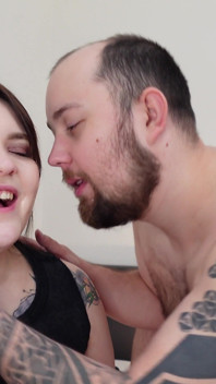Cumkiss man aarzelt niet om haar te kussen na de seks