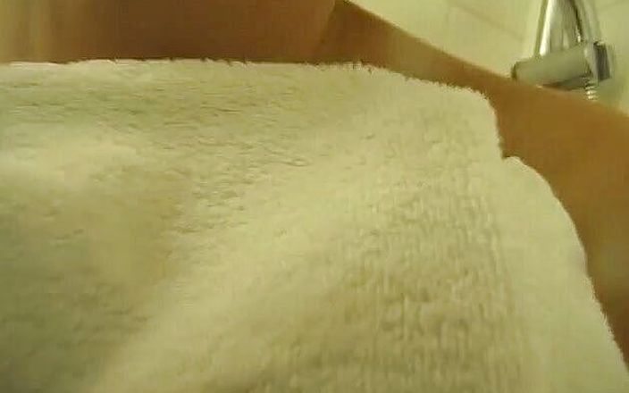 Flash Model Amateurs: Blonde beauty is satisfying herself in the bathroom