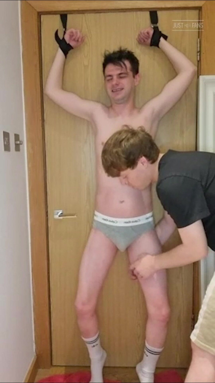 Bound Alex: ドアに縛り付けられて濡れるまでくすぐられて