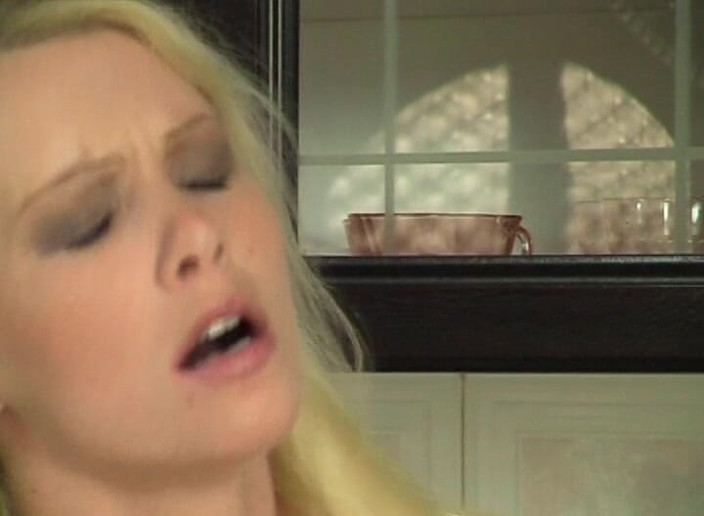 German Amateur Videos: En smal blondin från Tyskland onanerar med grönsaker