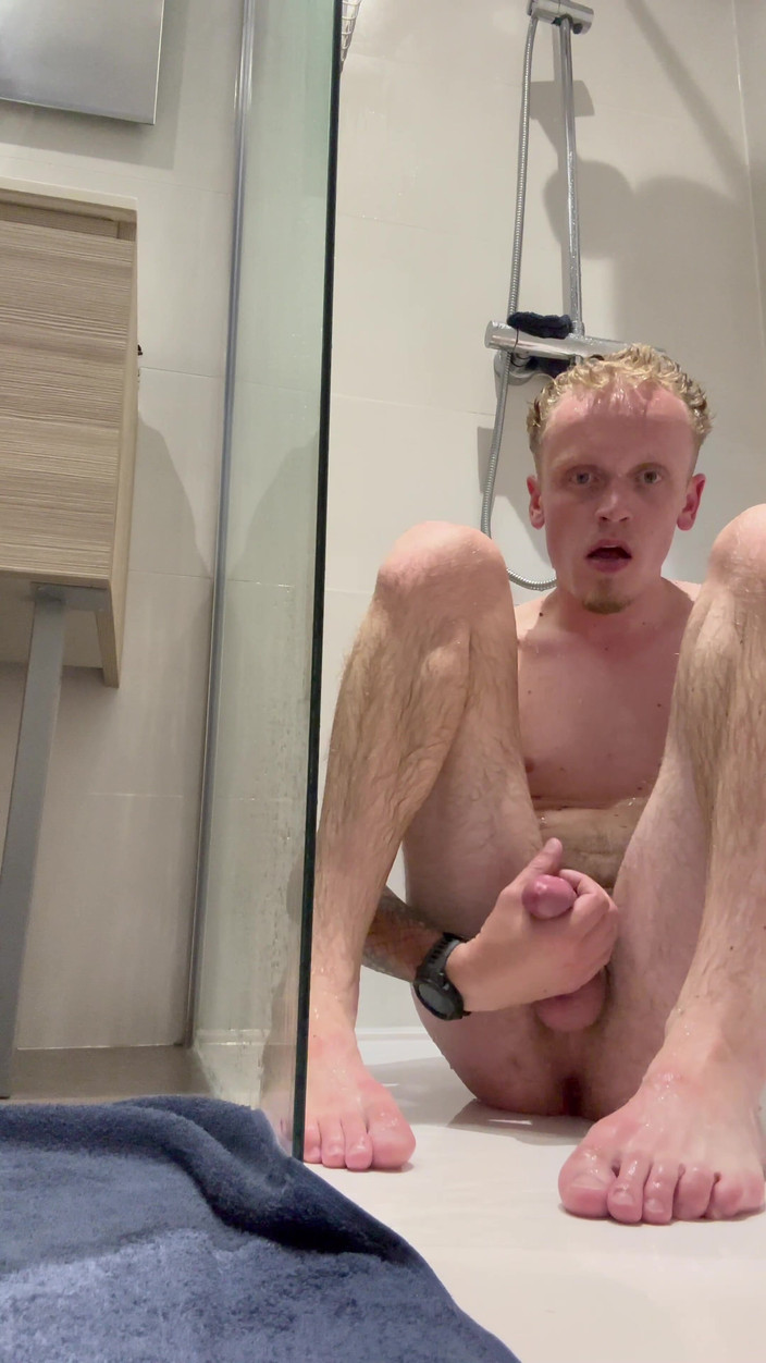 TinySimon: Francouzský muž dělá show během sprchy