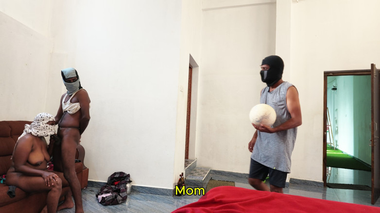 Tamilmalkova2: Styvson fångade mig med mjölkmannen