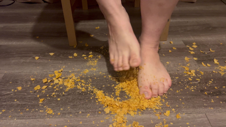 EeveeXo: Crunching de comida - pisando cereales con pies descalzos Asmr
