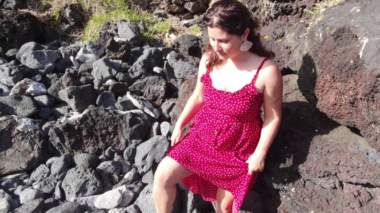 ExpressiaGirl: Time for Pee on Beach! MILF's Hairy Pussy Is Pissing!