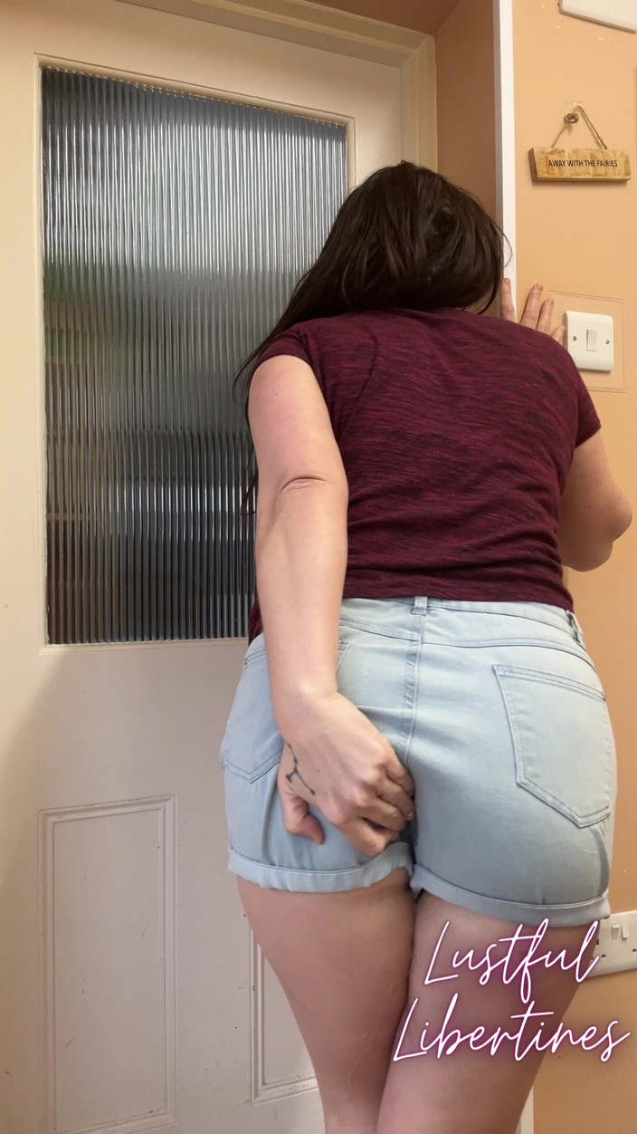 Lustful Libertines: Dikunci dan terdesak untuk kencing - seluar pendek membasahi