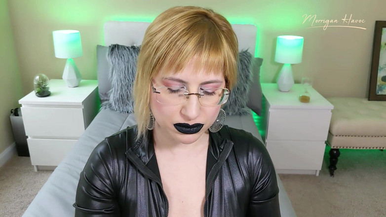 Morrigan Havoc: Schwarzen lippenstift aufsetzen