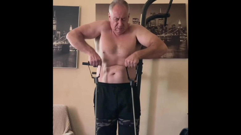 Alex Igogo: 집에서 헬스장에 가고, 담배 피우고 자위하고 있어요