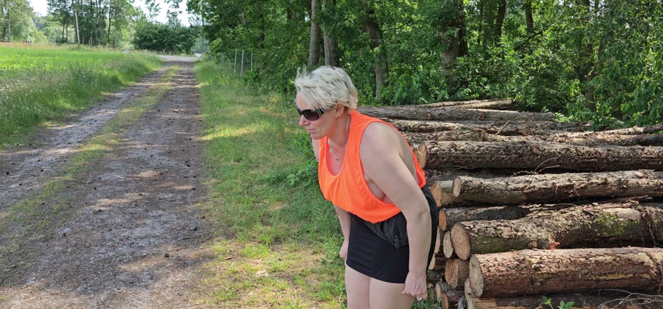 UserBitch1: Outdoor Den Vibrator Gefickt