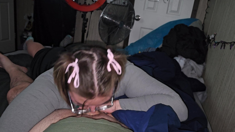 Funhousewife69: Dal mu sexy kouření s luky ve vlasech a polykal
