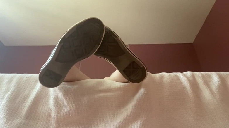 TheRealKittyD: Наблюдаю за сводной сестренкой, пока ты скрываешься под кроватью 2 - секс по телефону и грязные кроссовки