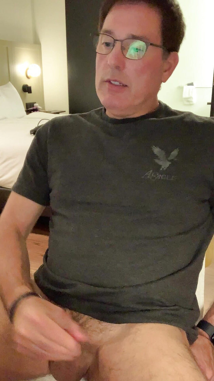 TJenner: 在酒店睡前的长时间边交和自慰