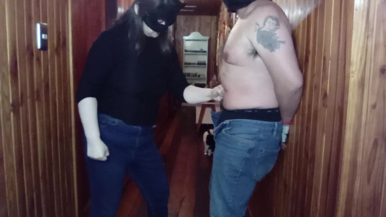 Mois Fantasys: दीवार में पंच